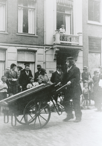 875590 Afbeelding van een figuur met een handkar uit de groep 'Verdwenen Utrechtsche Typen', deelnemers aan de ...